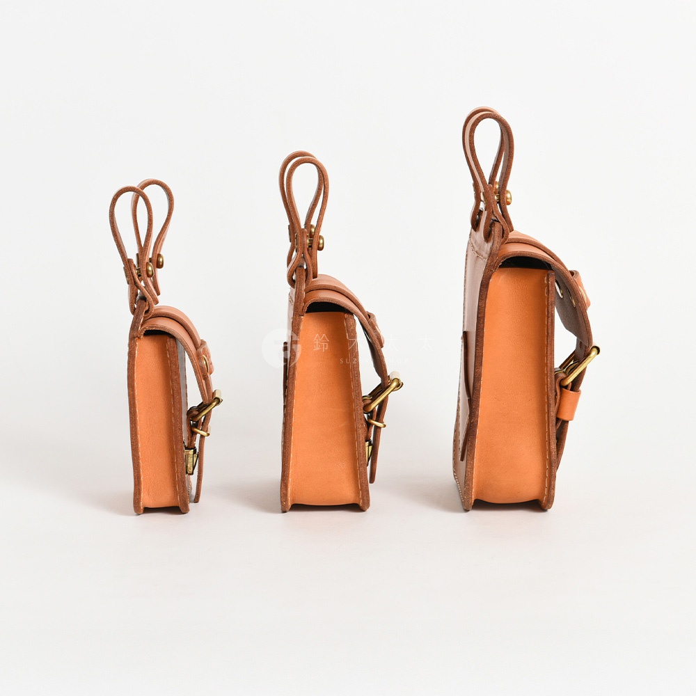 三款尺寸的棕色皮革經典腰袋，側面展示，配有黃銅色金屬扣和皮革提環。