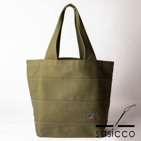 橄欖綠色三河木綿刺子織大容量托特包，包身有水平縫線分割，織紋細緻，配有雙提把，下方有品牌標籤。