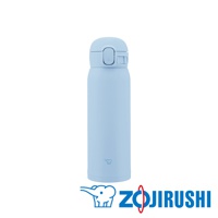 淺藍色不鏽鋼一體式中栓彈蓋式真空保溫杯，容量0.48L。杯身光滑，頂部有彈蓋設計，底部有象印Logo。