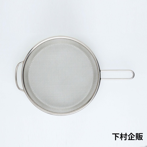 一個淺型的圓形不鏽鋼濾網，帶有兩個金屬提把，網面細密，呈現銀色金屬光澤。