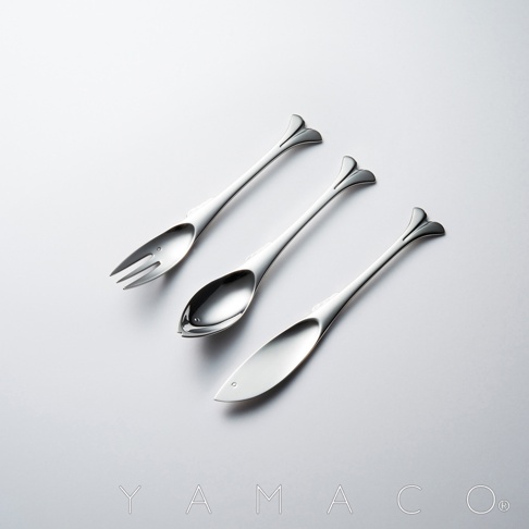 不鏽鋼材質的魚形叉匙刀組，包含叉子、湯匙和刀子，造型獨特，以簡約的線條勾勒出魚的形體。