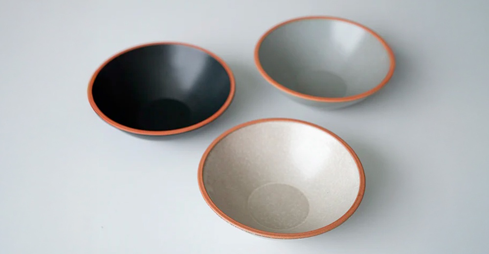 PURE 素燒百搭陶瓷沙拉碗，共三色，包含黑色、淺灰色和米白色。碗採用陶瓷材質，邊緣飾有橘色滾邊。