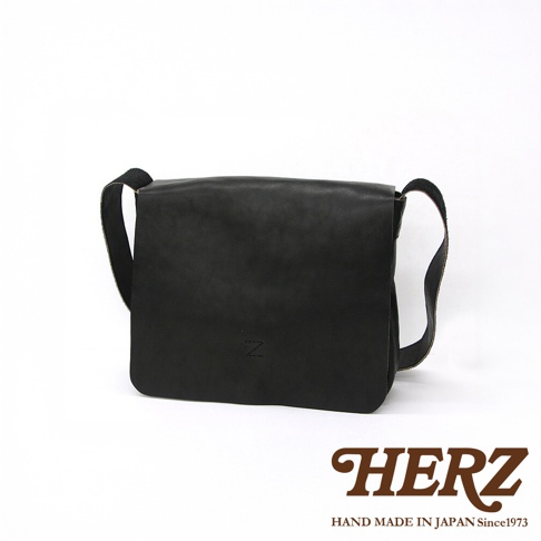 日本HERZ職人手作皮革軟皮橫式斜背包CK-94，黑色，帶有品牌標誌。