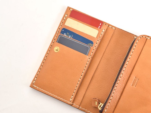 職人手作皮革中型雙折短夾，淺棕色，內含多個卡槽，可放入數張卡片，並附有拉鍊隔層。