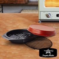 復古多用途烤箱專用圓形烤盤組，包含一個黑色帶有烤架紋路的烤盤，一個紅色的圓形烤盤蓋，以及一個黑色金屬網架。