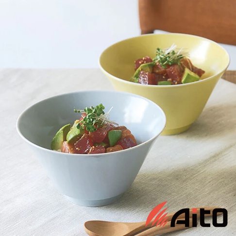 兩個簡約釉彩深碗，一個為淺灰色，一個為鵝黃色，皆盛裝著鮪魚酪梨丼飯，上方點綴著豆芽菜。