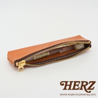 職人手作皮革經典收納筆袋，淺棕色皮革，拉鍊開合，內含一支筆和一個橡皮擦。