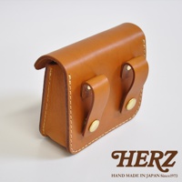 職人手作皮革高爾夫腰包，採用鞣製皮革製成，呈現自然棕色，設有兩個皮質帶扣和金色鈕扣，適合腰間配戴。