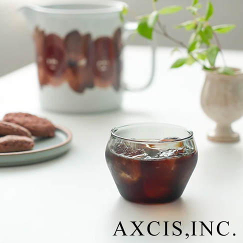 LAGOM 清透復古圓潤玻璃杯，盛裝冰塊與咖啡，杯身呈現透明質感，底部圓潤，整體簡約。