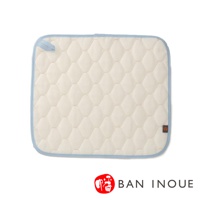 米白色菱格紋車縫的兩層蚊帳棉織吸水墊，帶有淺藍色滾邊和掛繩，尺寸小巧，適合廚房使用。