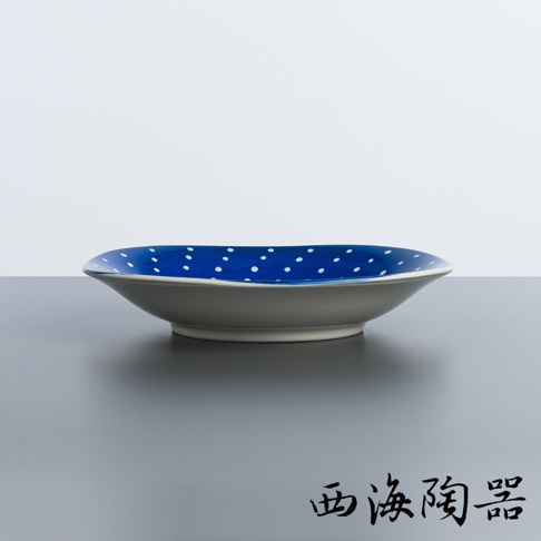 波佐見燒藍丸紋五件式輕量沙拉盤，盤面為深藍色，點綴著規則的白色圓點，盤緣向外微翹，盤底為淺灰色。