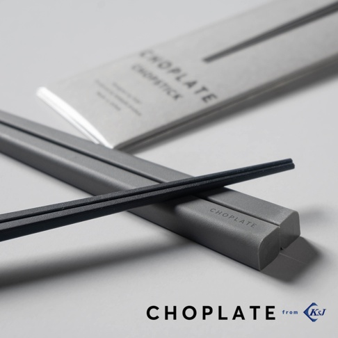CHOPLATE CHOPSTICK 耐熱料理筷，以深灰色調呈現，兩雙黑色筷子置於灰色筷架上，其中一雙筷子斜放在筷架上方，背景為淺灰色，下方有 CHOPPLATE from KsJ 字樣。