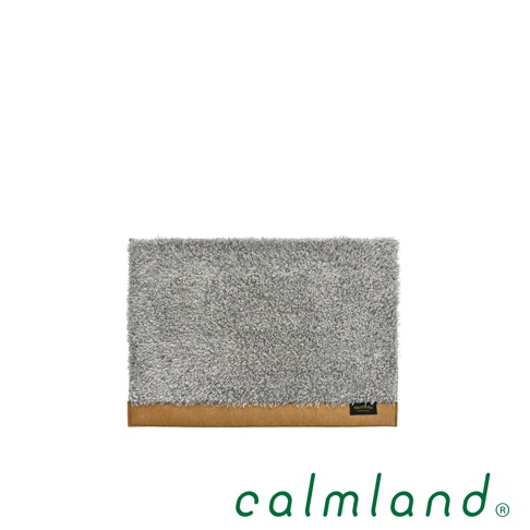 Ward Robe S 尺寸玄關地墊，灰白色長毛絨材質，底部為棕色皮革邊飾。