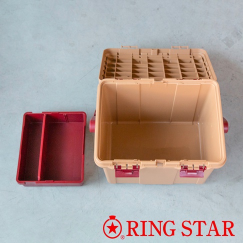 淺褐色塑膠儲物箱，帶有酒紅色提把和鎖扣，箱蓋內有網格分隔。旁邊有一個酒紅色的二格塑膠收納盒。