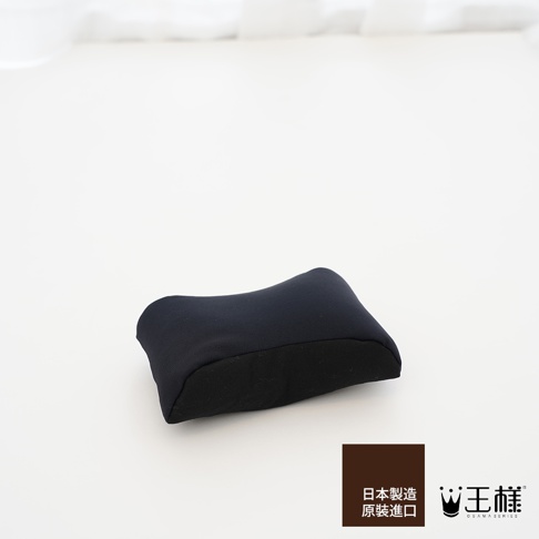 黑色布面材質的滑鼠護腕枕，呈弧形設計，能支撐手腕，提高使用舒適度。