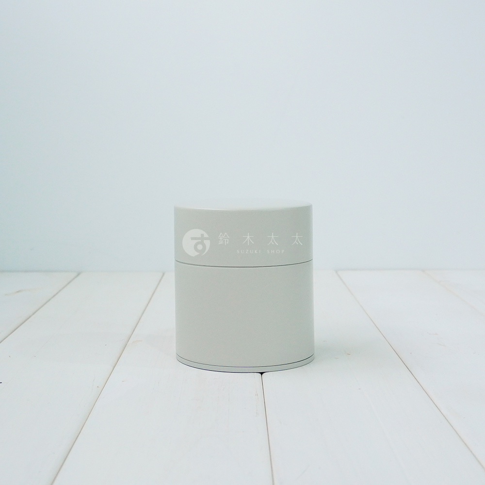 簡約風格的淺灰色圓柱形錫製茶葉罐，罐身印有品牌標誌與日文「鈴木太太」及英文「SUZUKI SHOP」字樣。