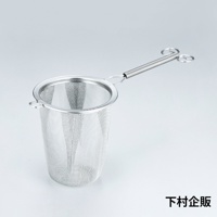 一個銀色不鏽鋼製的濾茶網，帶有細密的網孔和一個長柄，手柄末端有兩個圓環，整體呈圓柱形，背景為淺灰色。