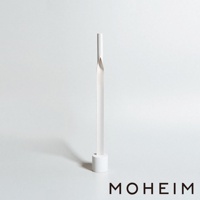 白色鞋拔，由圓柱形底座支撐的長條形主體，頂部有扭轉設計，材質可能為金屬或塑膠。