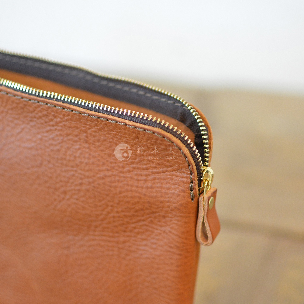 職人手作皮革Organ雙拉鍊收納袋，採用棕褐色皮革材質，配有金色拉鍊及皮革拉袢，展現簡約質感。