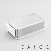 日製不鏽鋼奶油盒，配有白色塑膠底座及提把，設計簡潔，適合收納奶油。