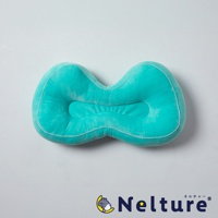 時尚土耳其藍色蝴蝶形狀矯正坐墊，帶有白色滾邊，置於淺灰色背景上，下方有 Nelture 品牌標誌。