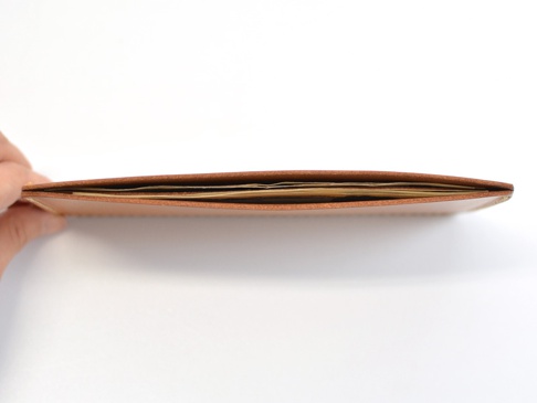 職人手作皮革紙鈔專用收納夾 (WL-91)，淺棕色皮革製成，夾內收納有紙鈔，側面視角，簡約薄型設計。