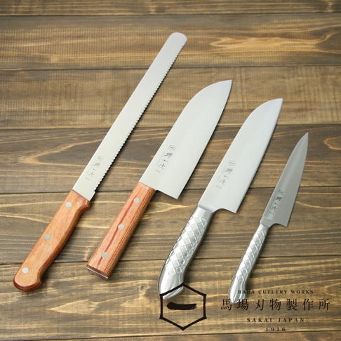 四把不鏽鋼廚刀，其中兩把帶木柄，兩把帶銀色菱格紋金屬柄。