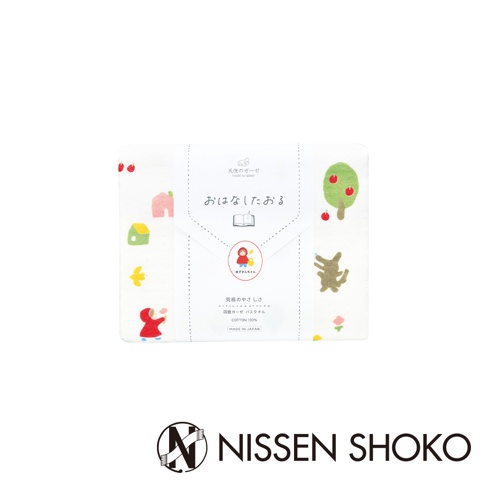 日纖商工泉州天使四層紗輕柔童話浴巾的產品包裝，白色底色的織品包裝正面印有童話主題的圖案，包括小紅帽、大野狼、蘋果樹、房屋及小鳥等可愛插畫，中央標籤寫著天使之紗、おはなしたおる（故事毛巾）以及赤ずきんちゃん（小紅帽）等字樣，下方註明為百分之百純棉與日本製造。