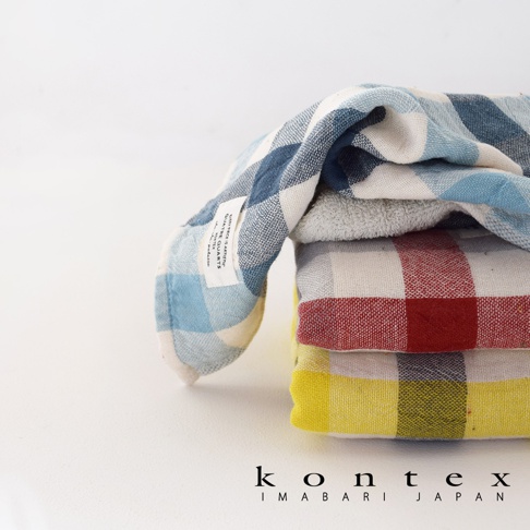 KONTEX 今治格紋雙織快乾毛巾，堆疊展示藍色、紅色和黃色的方格紋樣，標籤顯示品牌資訊。