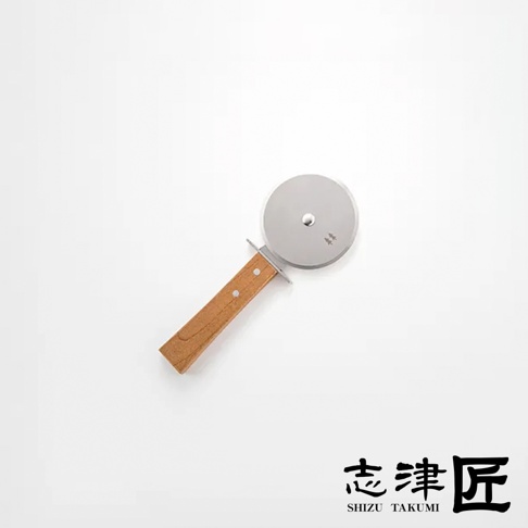 morinoki 比薩刀，配有銀色不鏽鋼滾輪和天然木紋手柄，手柄上飾有兩個鉚釘。