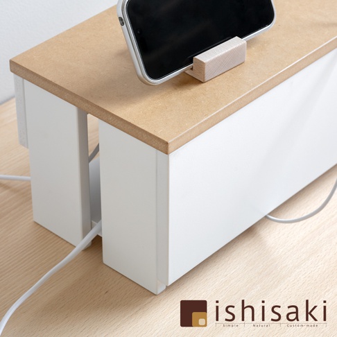 木藝附蓋電線收納盒，白色方形盒身搭配淺棕色木質頂蓋，頂蓋上有手機支架，側邊有線槽開口，方便電線進出。