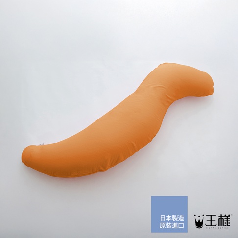 橘色長條形兒童抱枕，材質柔軟，呈現彎曲狀，適合兒童依偎。