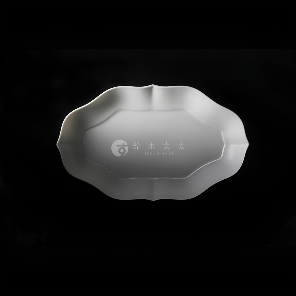 淡青白釉美濃燒輪花長盤，造型如展開的花瓣，中央有「鈴木太太 SUZUKI SHOP」的品牌標誌。