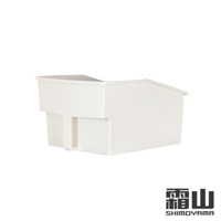 白色塑膠製無印風高位層架用提把式收納籃，大款，設計簡潔，附有提把方便取用。