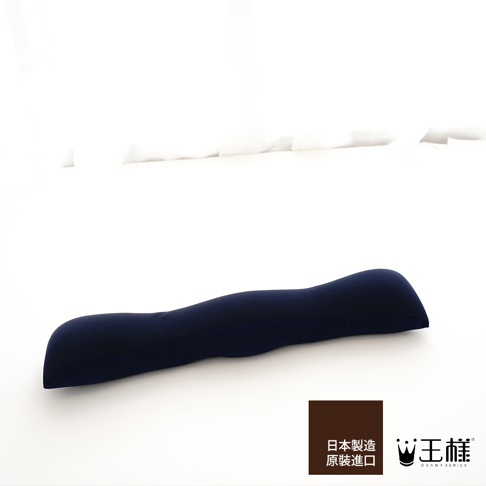 深藍色王樣減壓護腕枕，表面為光滑布料，呈現人體工學的曲線設計，適合用於鍵盤使用，以減輕手腕壓力。