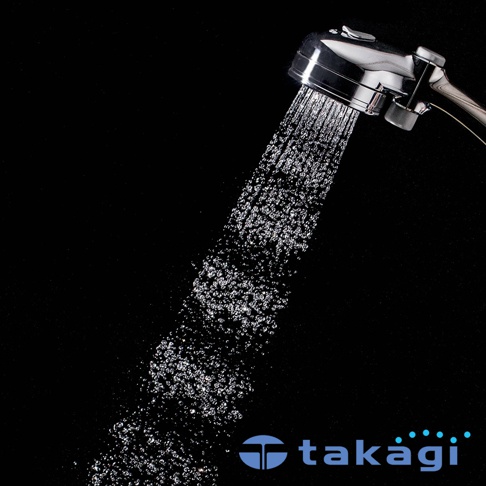 光澤銀色的拍打按摩蓮蓬頭，正在黑色背景下噴灑細密的水流。蓮蓬頭頂部有按鈕，整體為金屬材質。