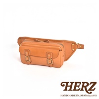 職人手作皮革騎士隨身斜背包，採用天然棕色皮革，設計簡約，前方有雙扣環裝飾的翻蓋式小口袋，主袋為拉鍊開合，可斜背或腰間配戴。