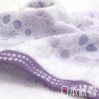 今治水泡泡毛巾，採用柔軟吸水材質，以紫色泡泡圖案點綴白色毛巾，並在邊緣處有紫色滾邊搭配白色圓點裝飾。