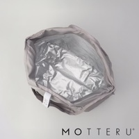 一個淺灰色的輕時尚摺疊保冷可拆托特袋，內部有銀色保溫層，袋口有白色織帶標籤，整體為簡約的設計。