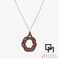 一條細長的金色項鍊，吊墜為一個以紅金兩色線條編織而成的水引花結，呈現複雜的幾何圖案，具有日式和風設計。