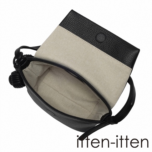 itten-itten 品牌黑色皮革迷你單肩包，打開展示米色內襯，包上有標誌性的編織吊飾。