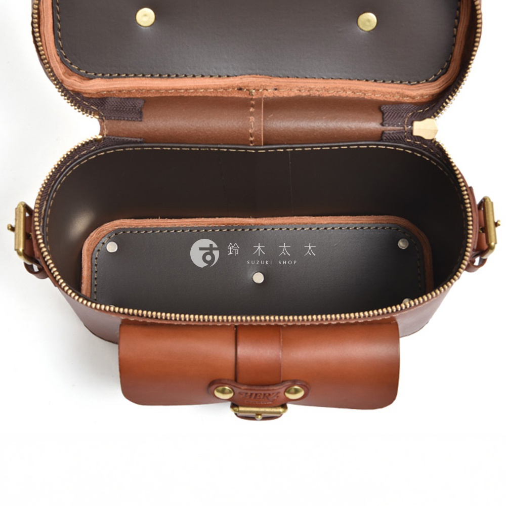 日本HERZ職人手作皮革厚實相機包 N-8，棕色皮革材質，內部可見品牌標誌SUZUKI SHOP，從上方視角拍攝。