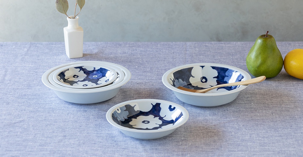 波佐見燒藍花紋多容量三件式碟盤，包含三個大小不同的淺碟，碟內皆飾有藍白相間的花朵圖案，材質為陶瓷。