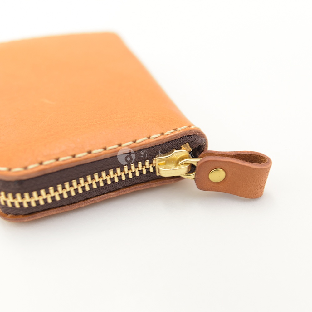 職人手作皮革錢包，淺棕色，拉鍊頭為皮革製，配有黃銅拉鍊。