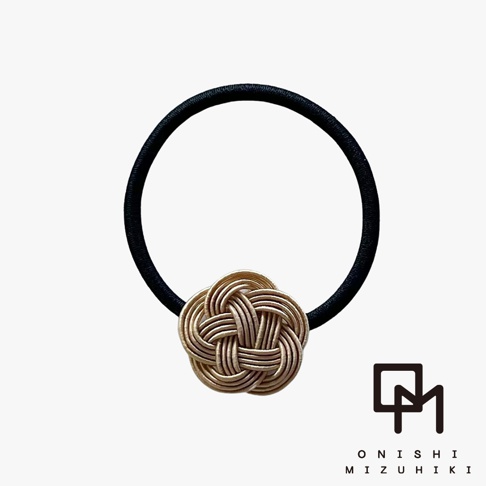 黑色彈性髮圈，搭配金棕色水引編織花結裝飾。