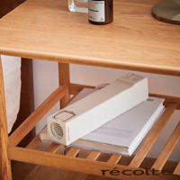 recolte 麗克特 奶油白色長條形烘被機 RFK-1 擺放在木製層架上，下方疊放著幾本雜誌。