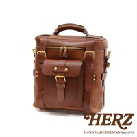 職人手作皮革大型三用旅行後背包，棕色，配有黃銅色金屬扣環和拉鍊，經典復古設計。