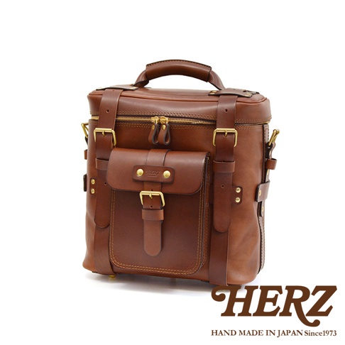 職人手作皮革大型三用旅行後背包，棕色，配有黃銅色金屬扣環和拉鍊，經典復古設計。