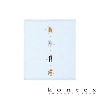 淺藍色二層紗布巾，印有四隻不同顏色柴犬的圖案，從上至下分別為棕色、白色、黑白相間及棕色柴犬，每隻柴犬旁標示其名稱。