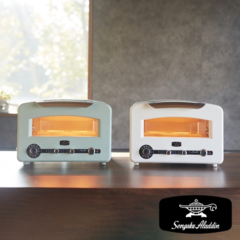 兩台復古多用途烤箱，一台為簡約白色，另一台為淺綠色。兩台烤箱皆配有銀色把手和黑色控制面板，面板上顯示溫度與時間。